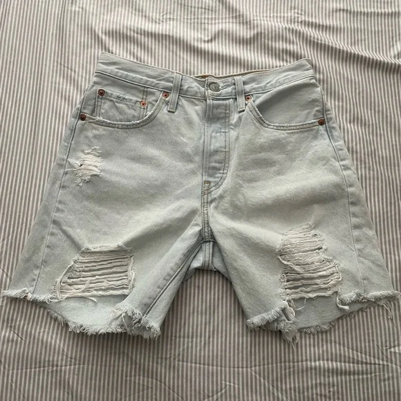 GUC Women’s Levi Shorts - Picture 3 of 4